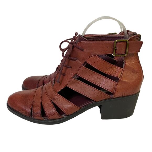 Steve Madden Red Strappy Buckle Leather Bootie Size 7.5 - Picture 3 of 11